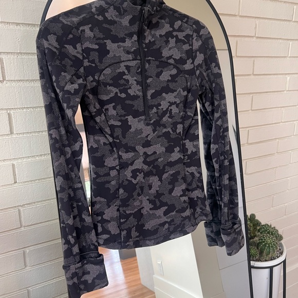 Lululemon “Run Briskly” 1/2 Zip
Incognito Camo Black size 4 - Picture 4 of 7